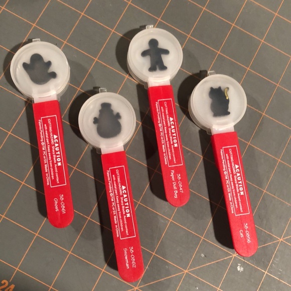 Sizzix Paddlepunch Positionable Hand Punch dies - Picture 2 of 15